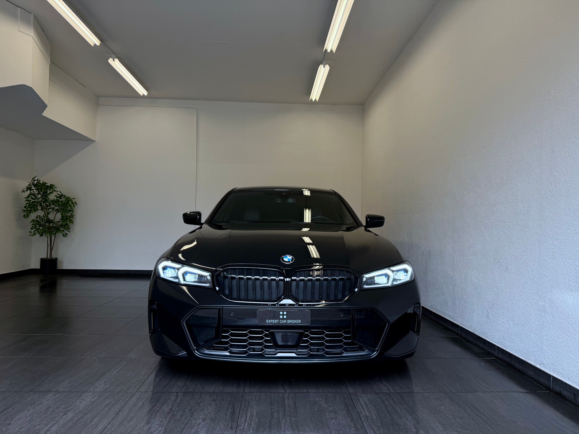 BMW 320d xDrive 48V Steptronic M Sport-showroom-element-3