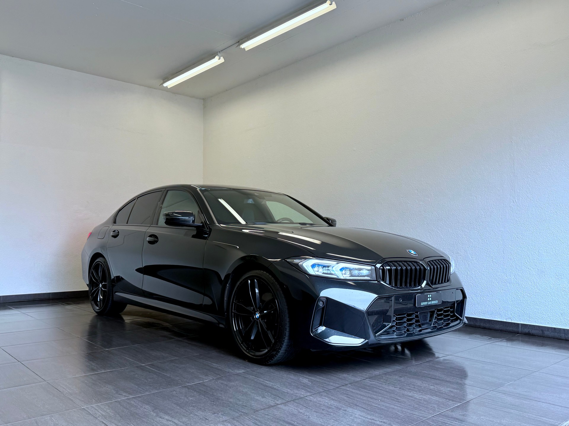 BMW 320d xDrive 48V Steptronic M Sport-showroom-element-1