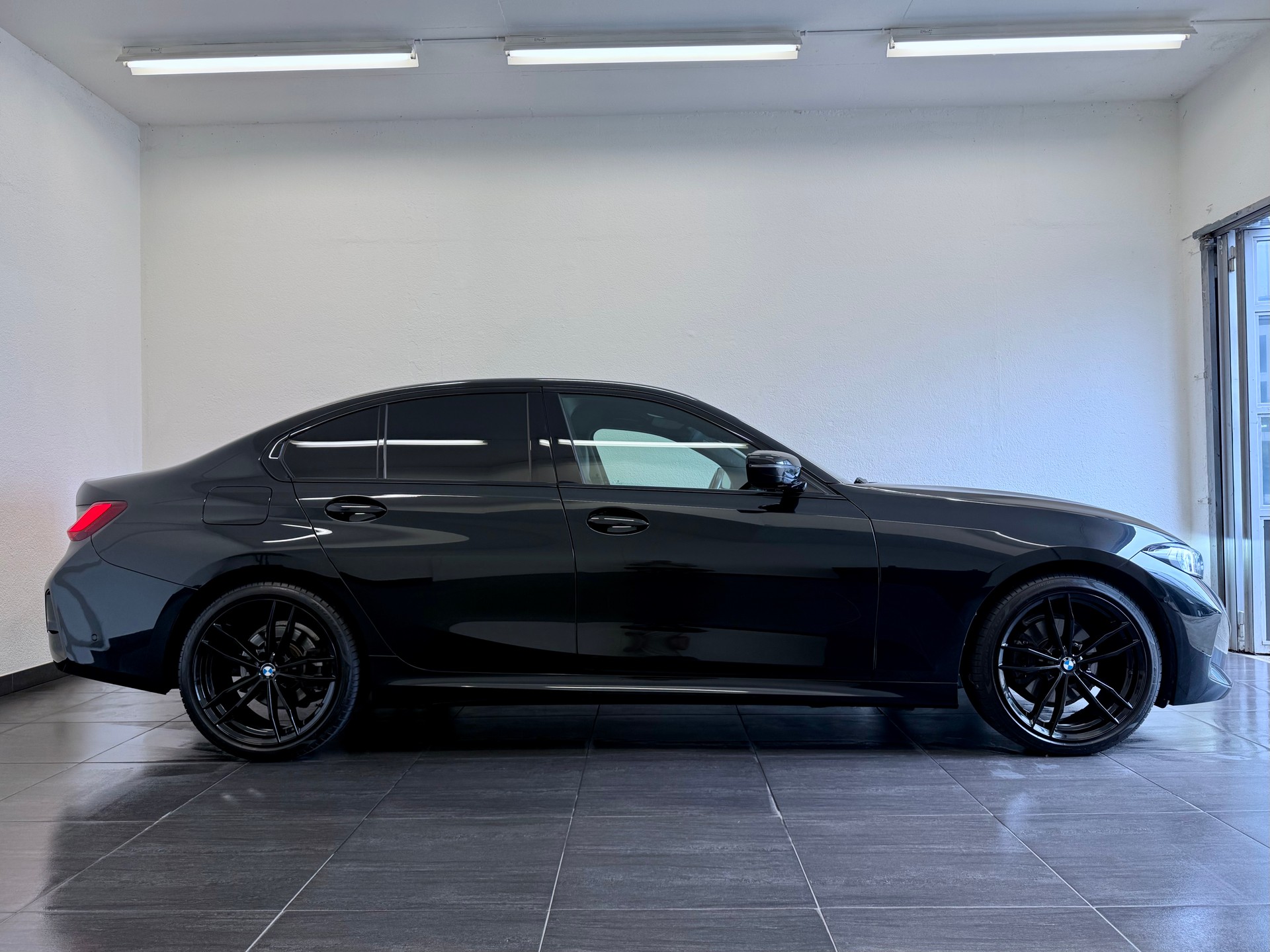 BMW 320d xDrive 48V Steptronic M Sport-image-4