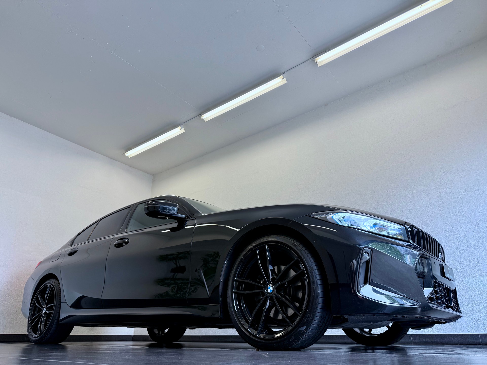 BMW 320d xDrive 48V Steptronic M Sport-showroom-element-2