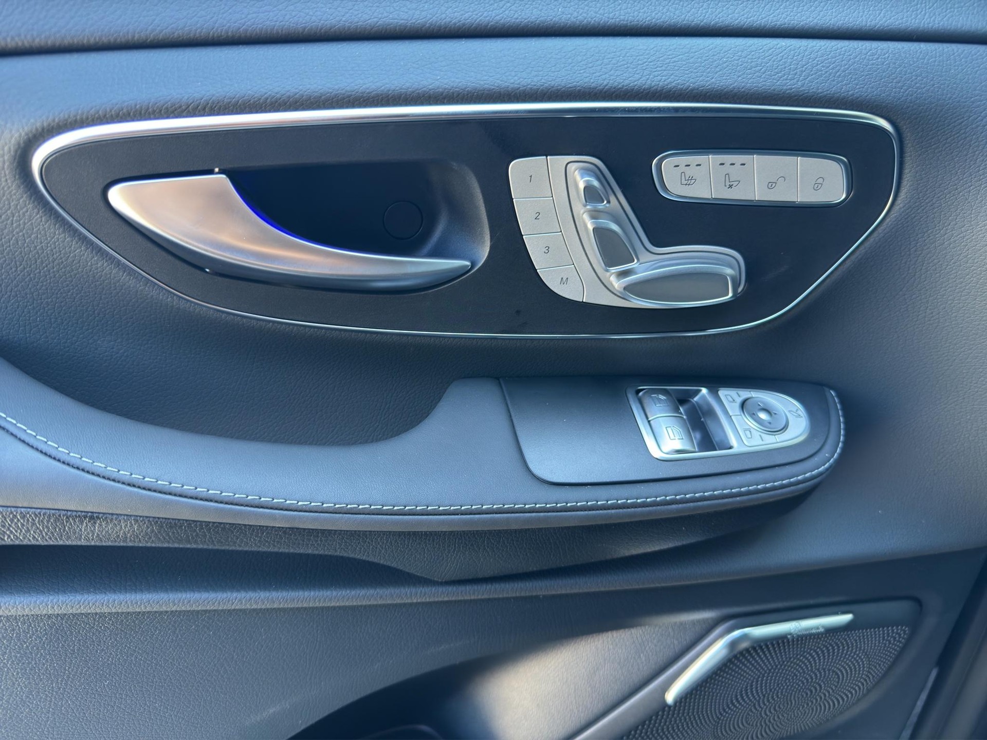 MERCEDES-BENZ V 300 d Swiss Ed. lang 4matic Van-image-11