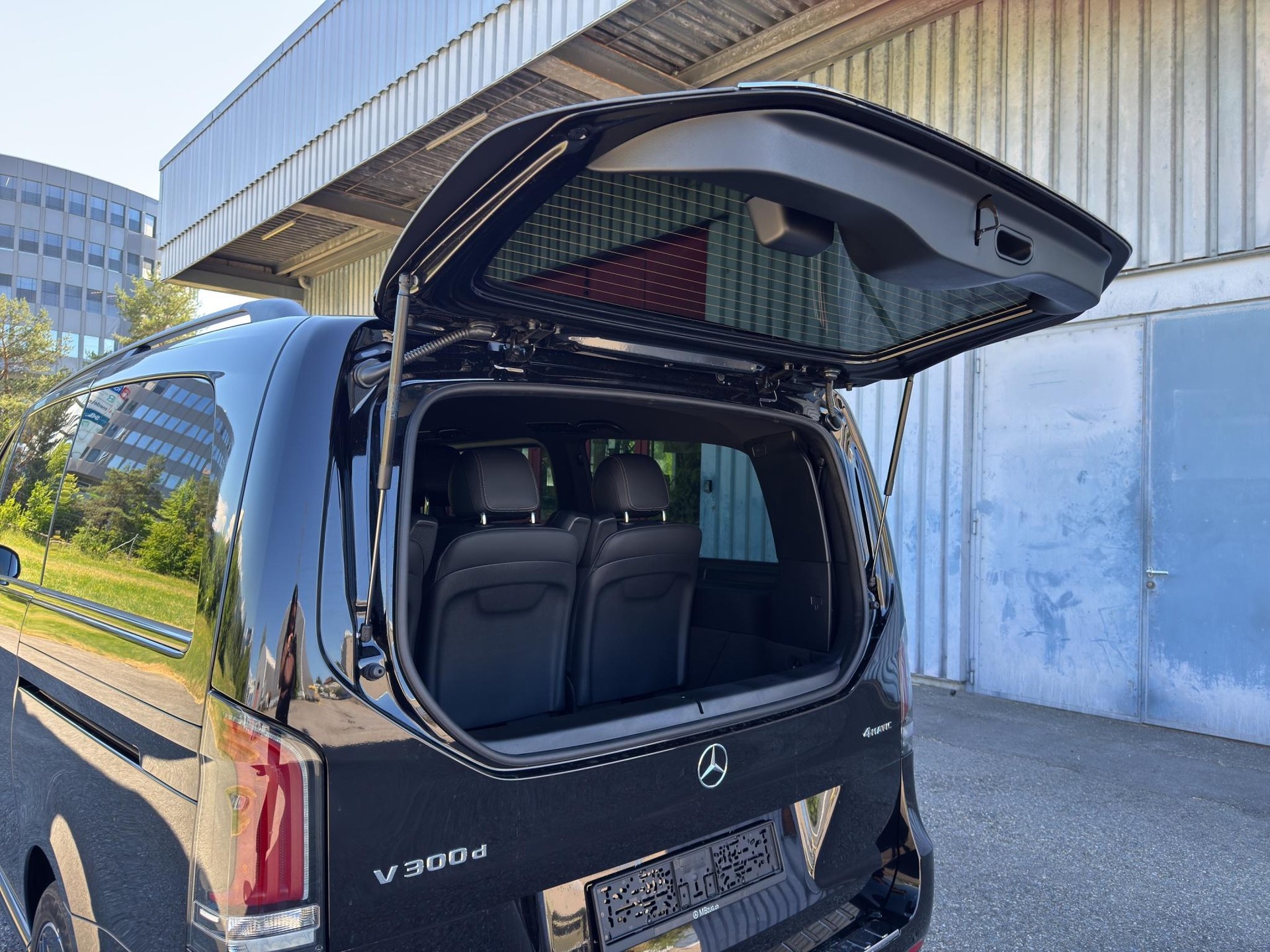 MERCEDES-BENZ V 300 d Swiss Ed. lang 4matic Van-image-20