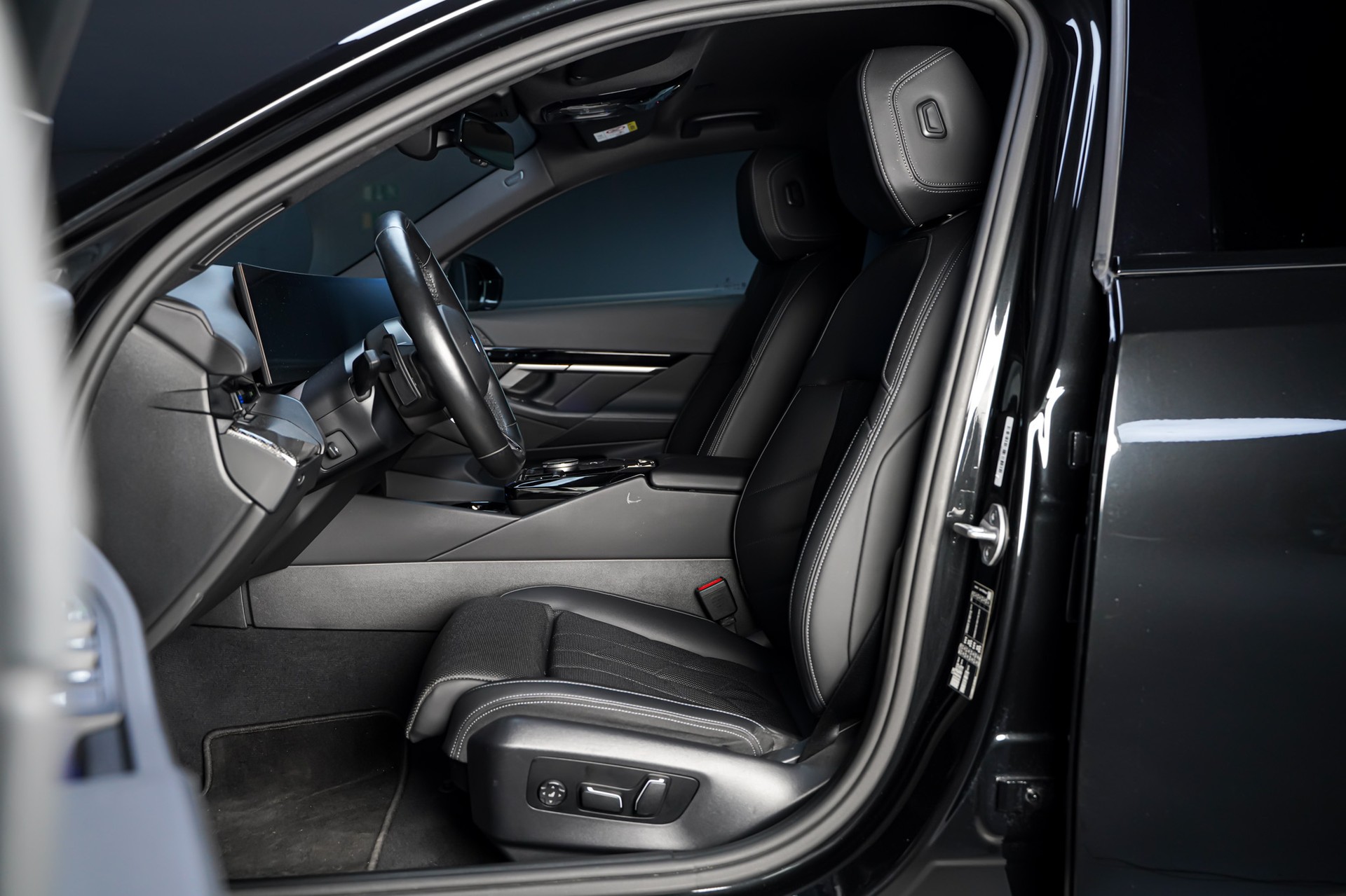BMW 520i 48V M Sport Steptronic-image-9
