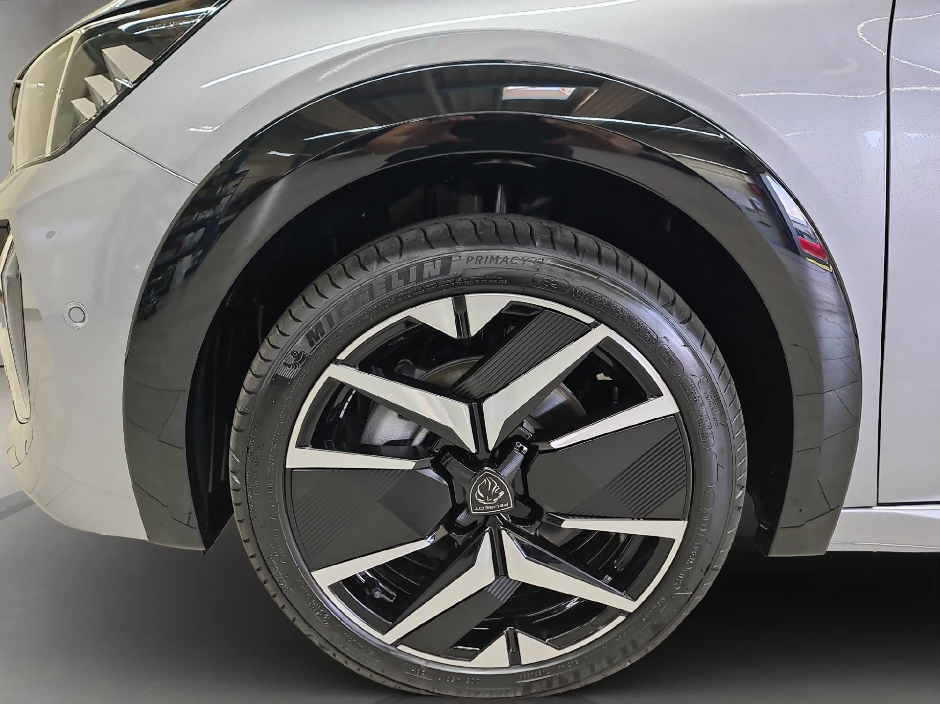 PEUGEOT E-208 GT-image-12