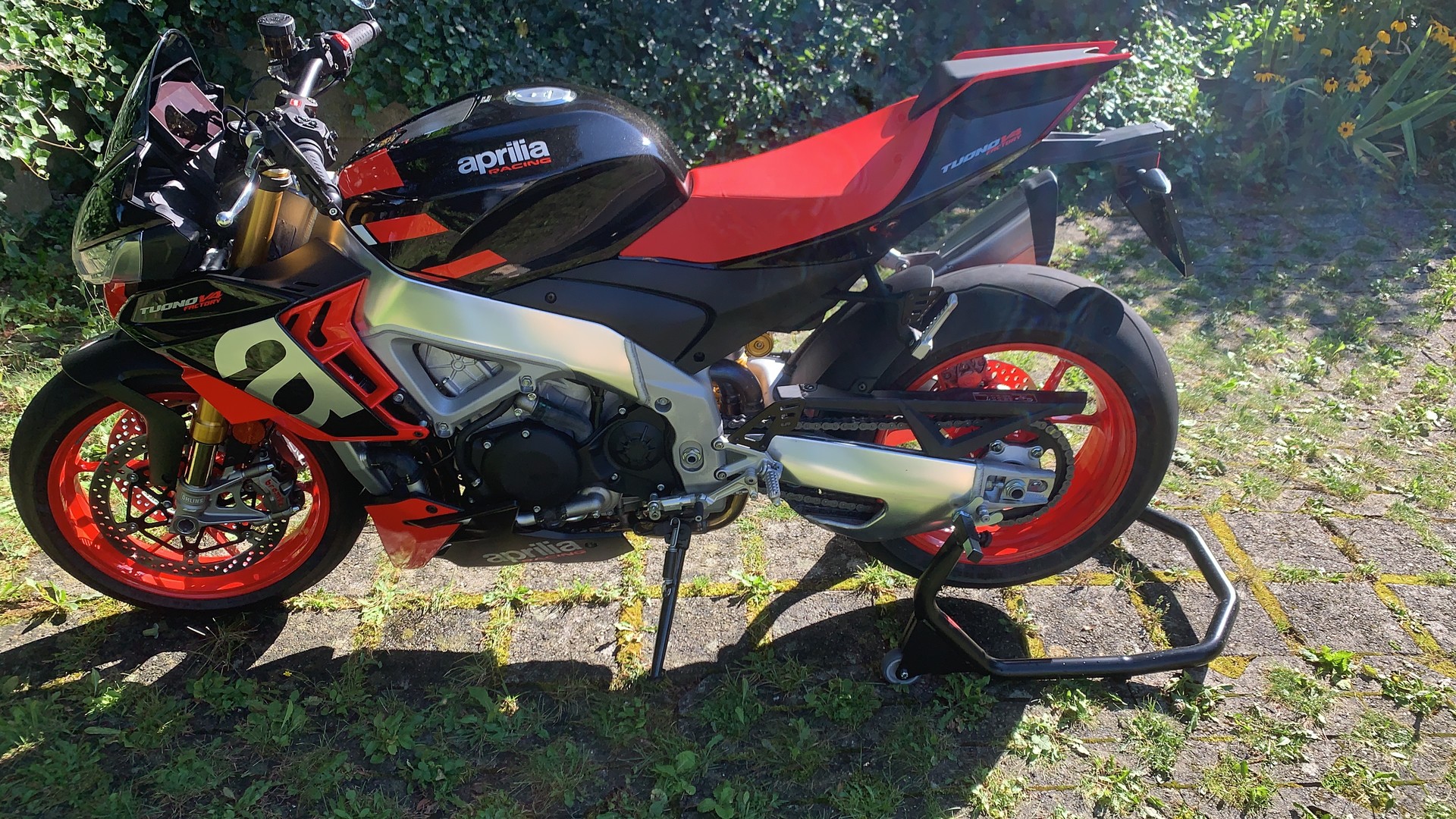 APRILIA Tuono V4 1100 Factory-image-11