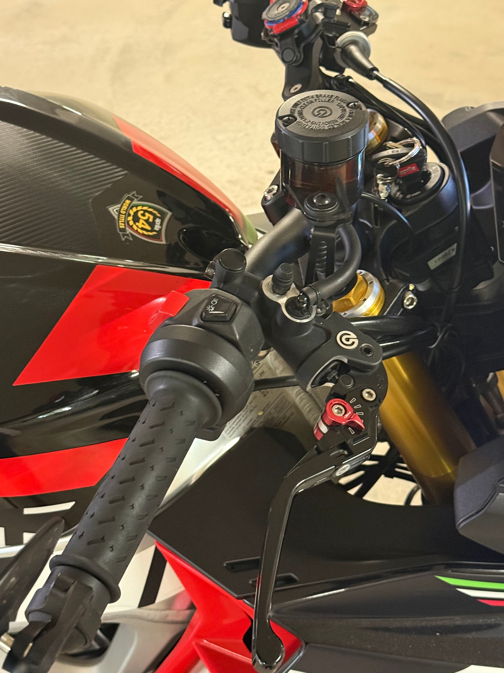 APRILIA Tuono V4 1100 Factory-image-2