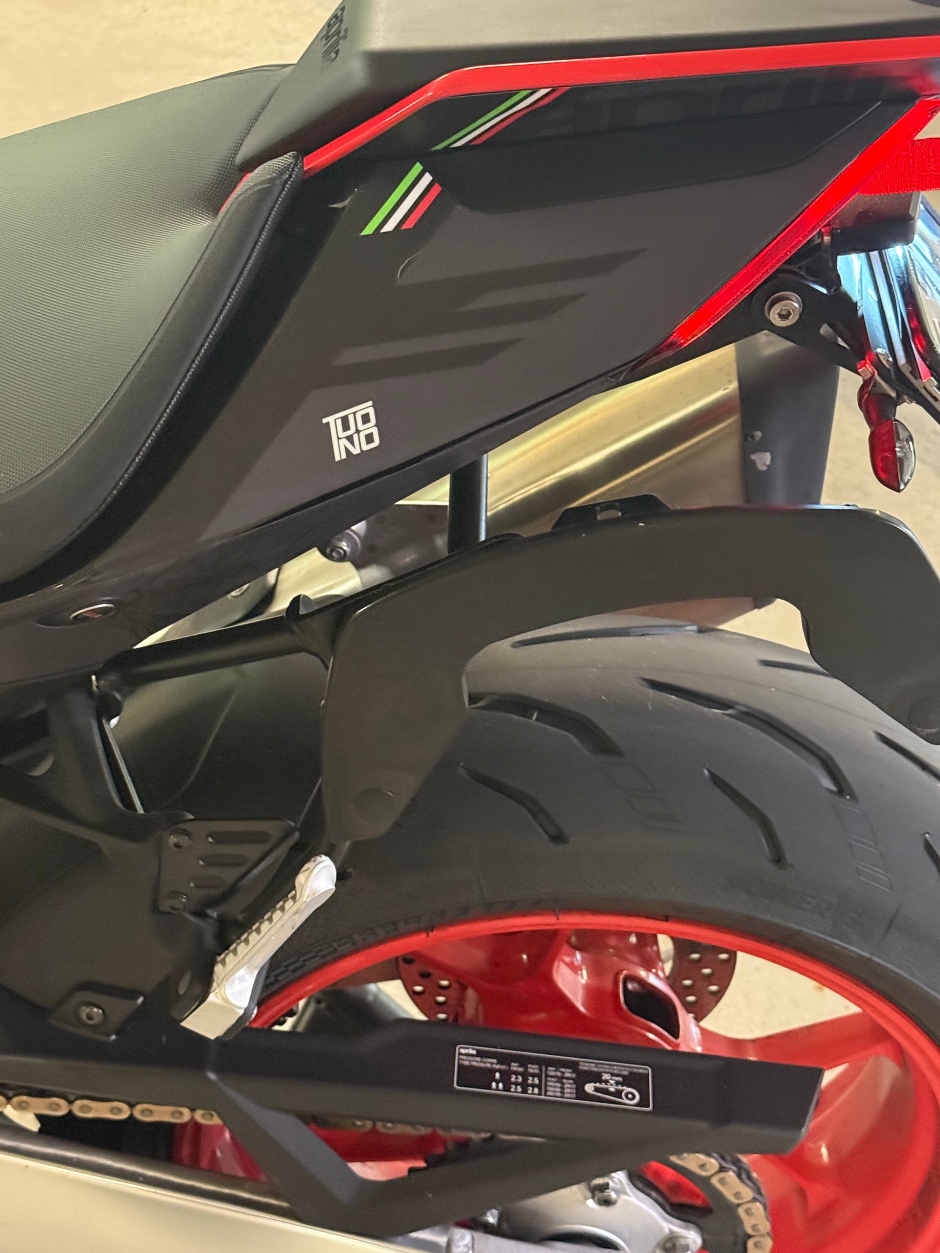 APRILIA Tuono V4 1100 Factory-image-4