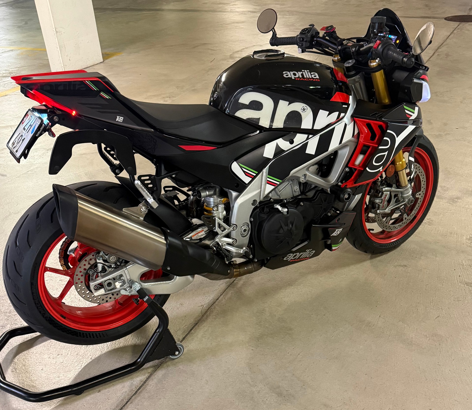 APRILIA Tuono V4 1100 Factory-image-12