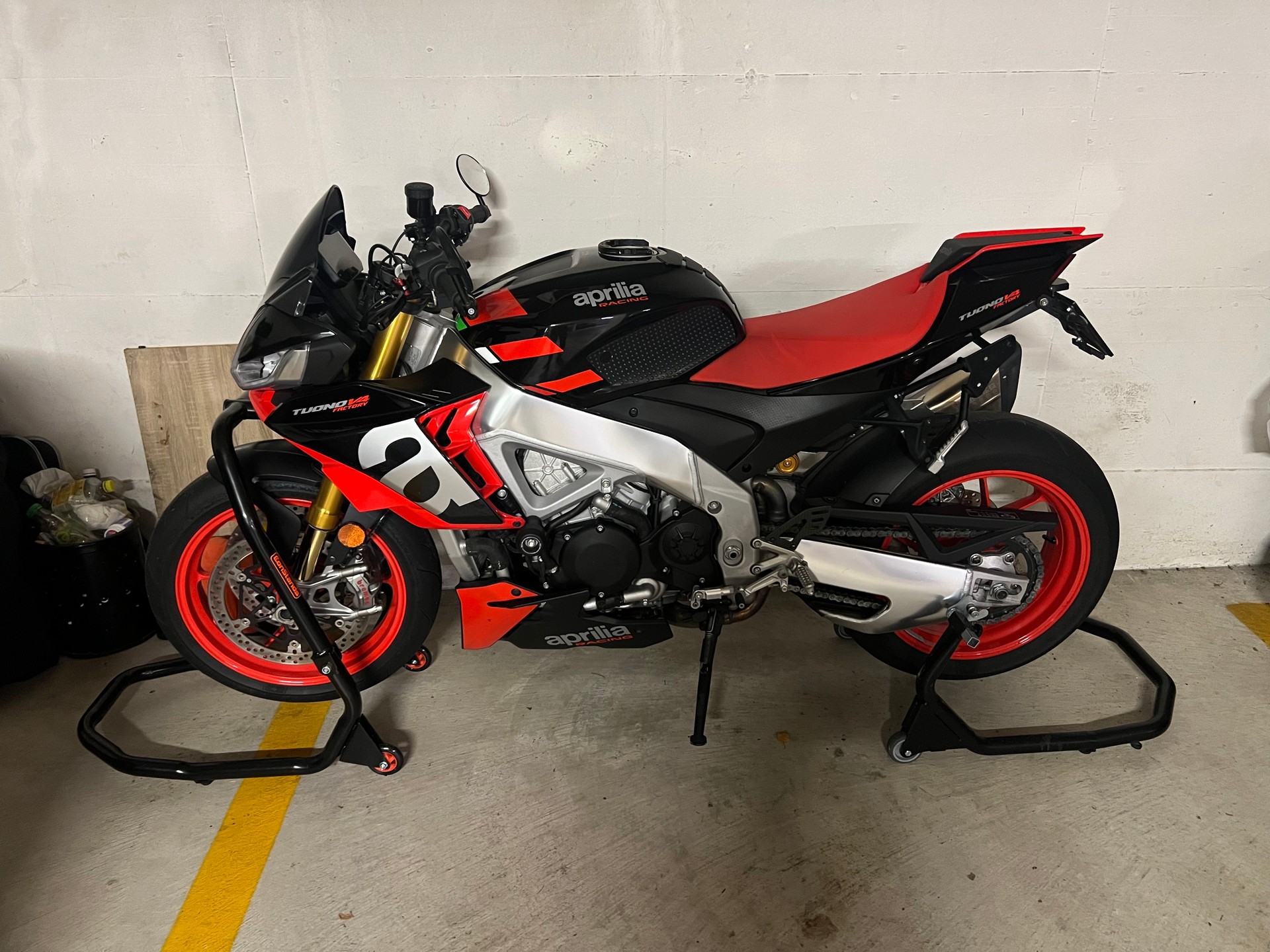 APRILIA Tuono V4 1100 Factory-image-10