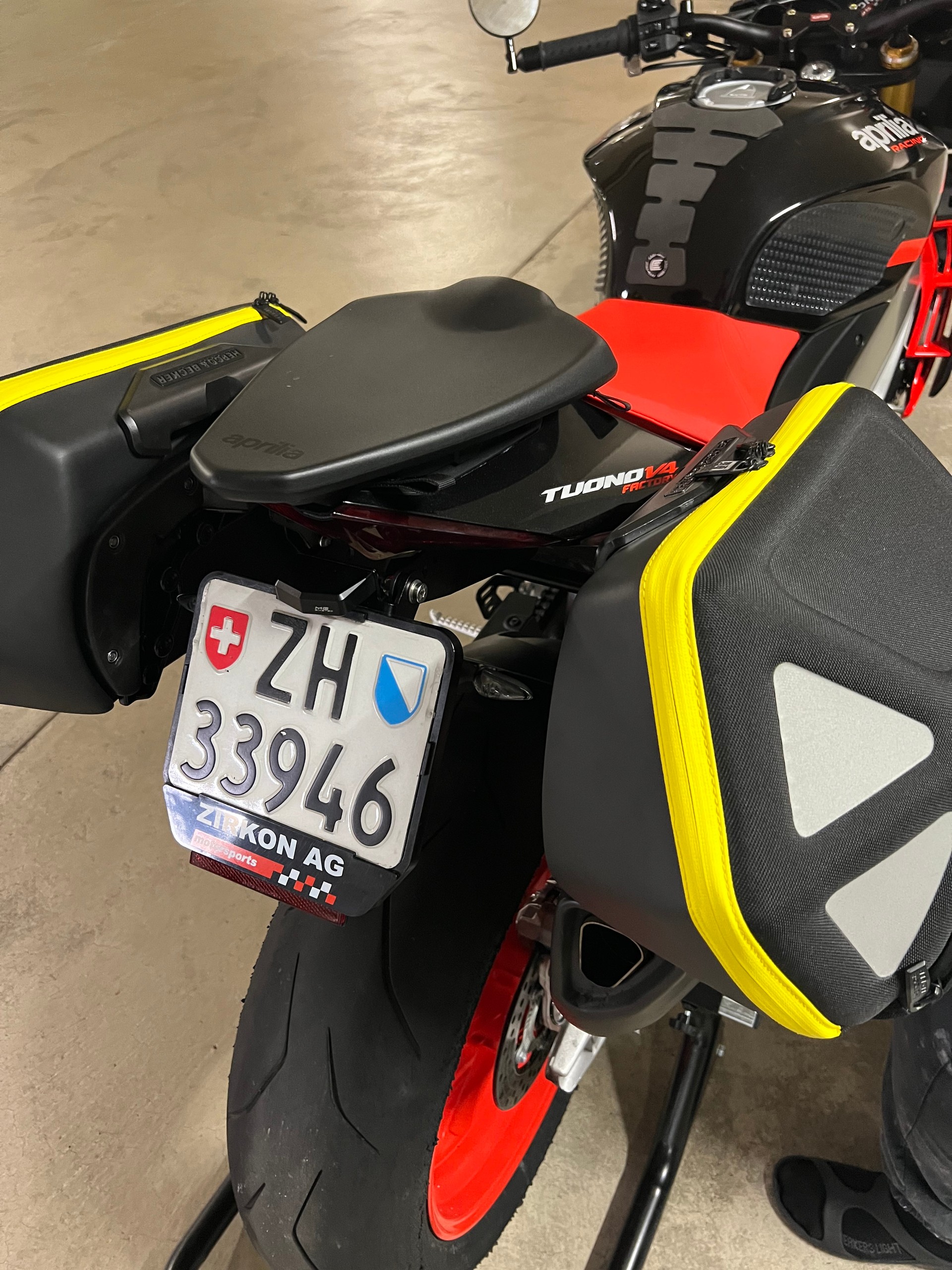 APRILIA Tuono V4 1100 Factory-image-7
