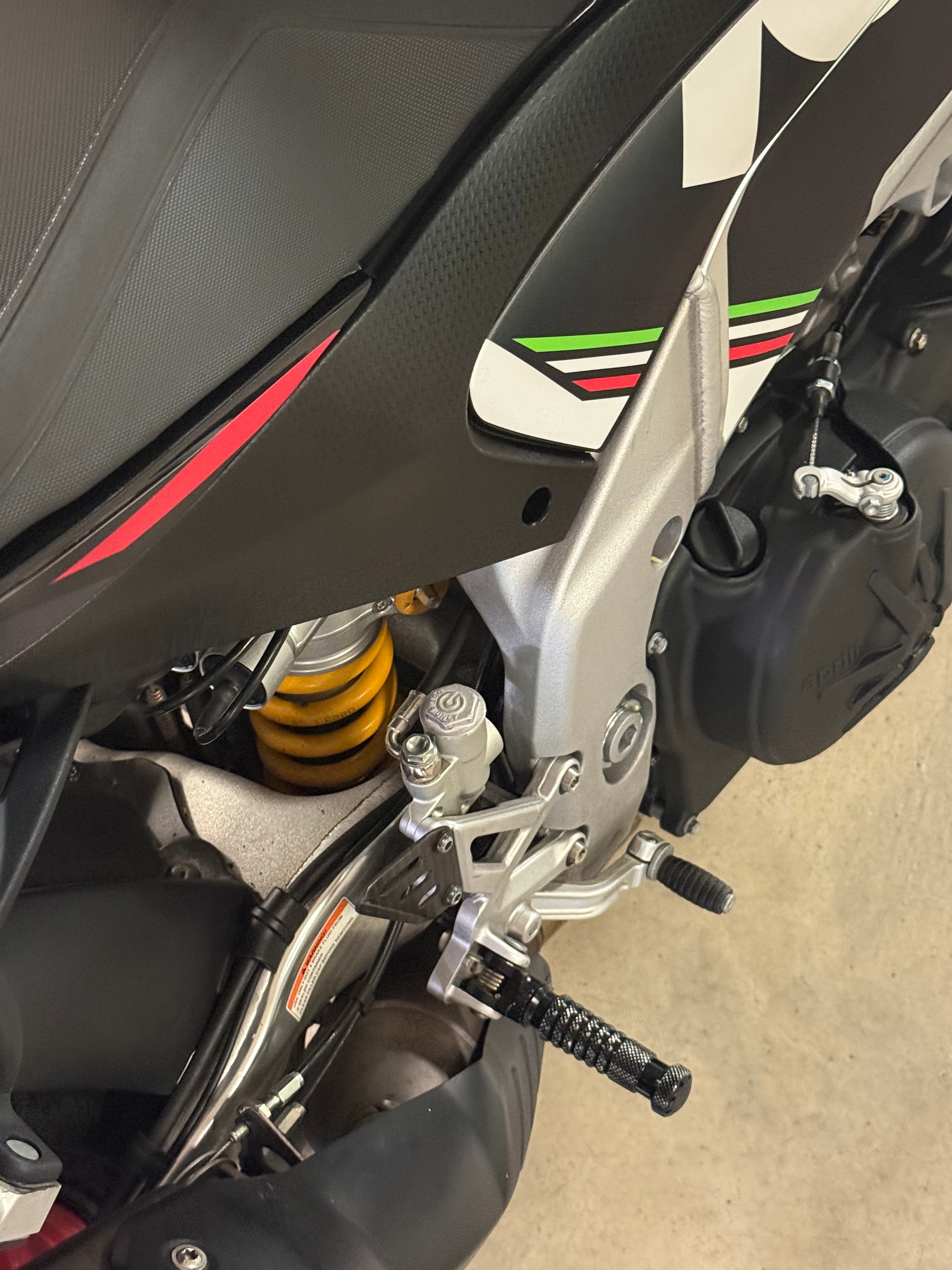 APRILIA Tuono V4 1100 Factory-image-3