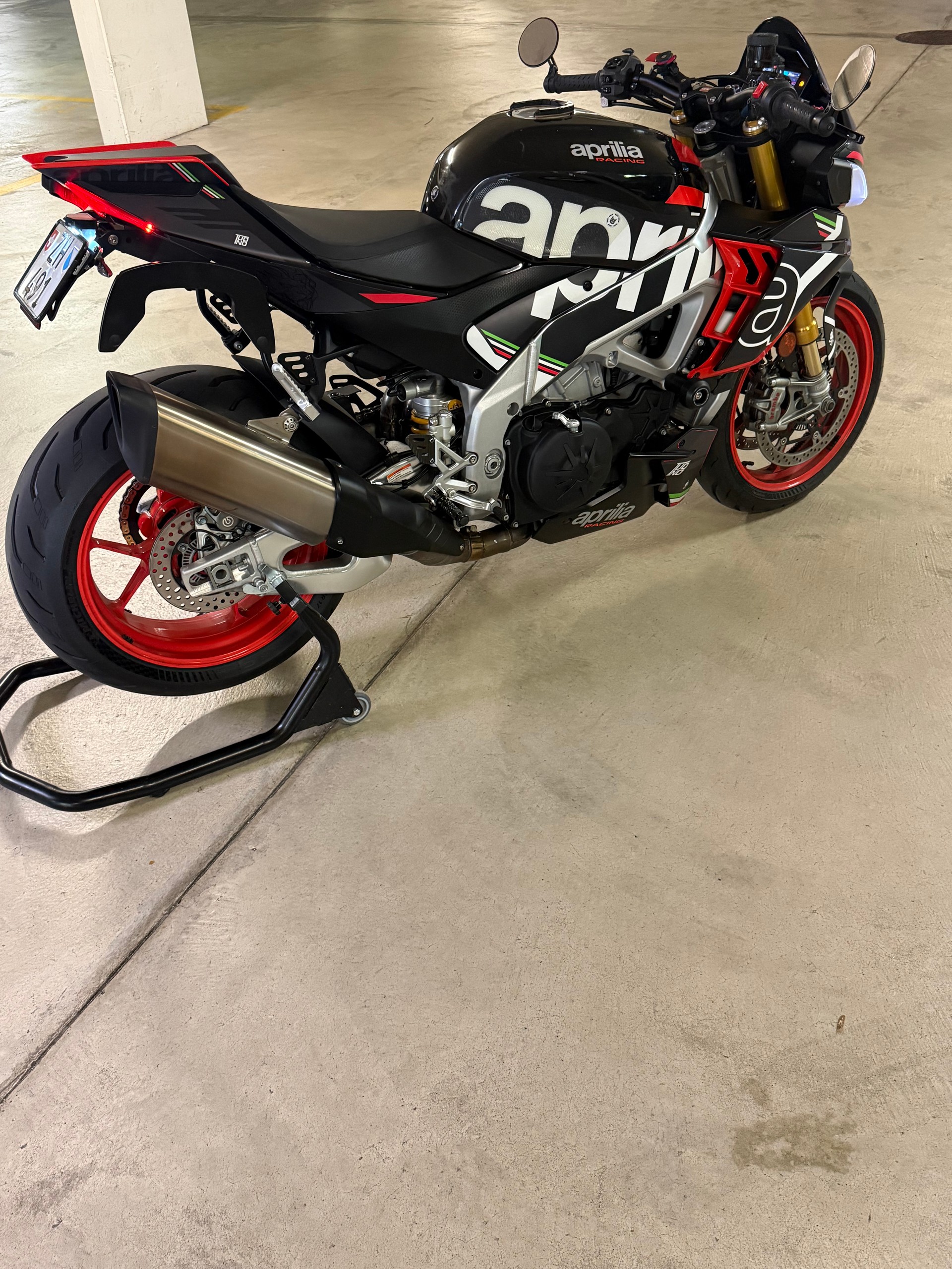 APRILIA Tuono V4 1100 Factory-image-1