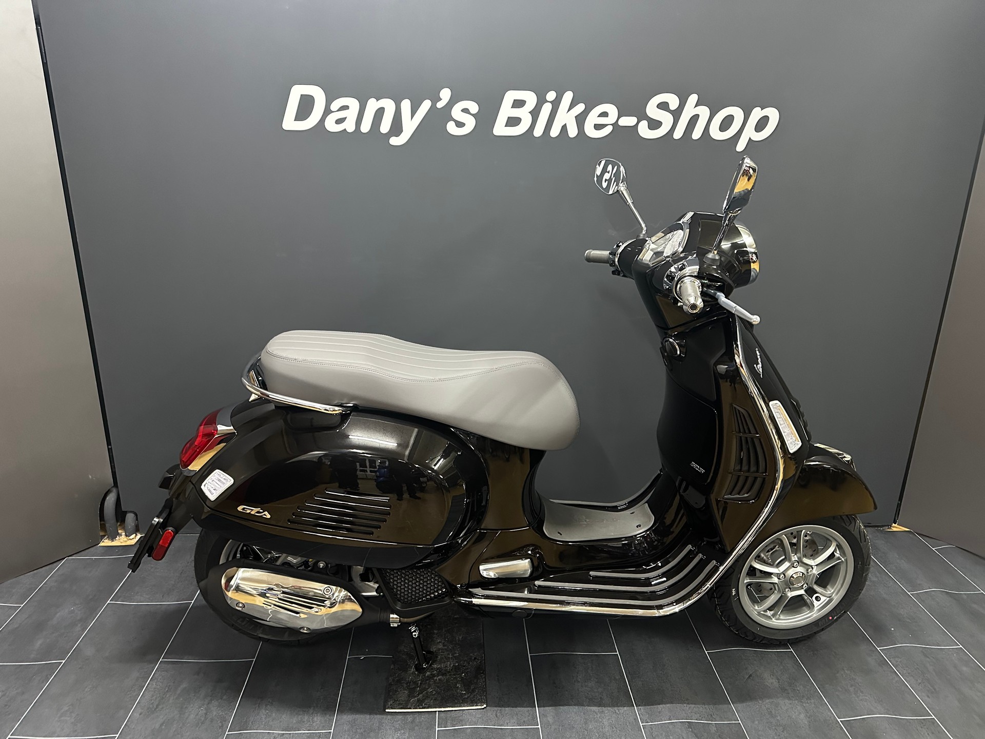 PIAGGIO Vespa GTS 125 MY25 E5+ (4 Jahre Garantie)-showroom-element-2