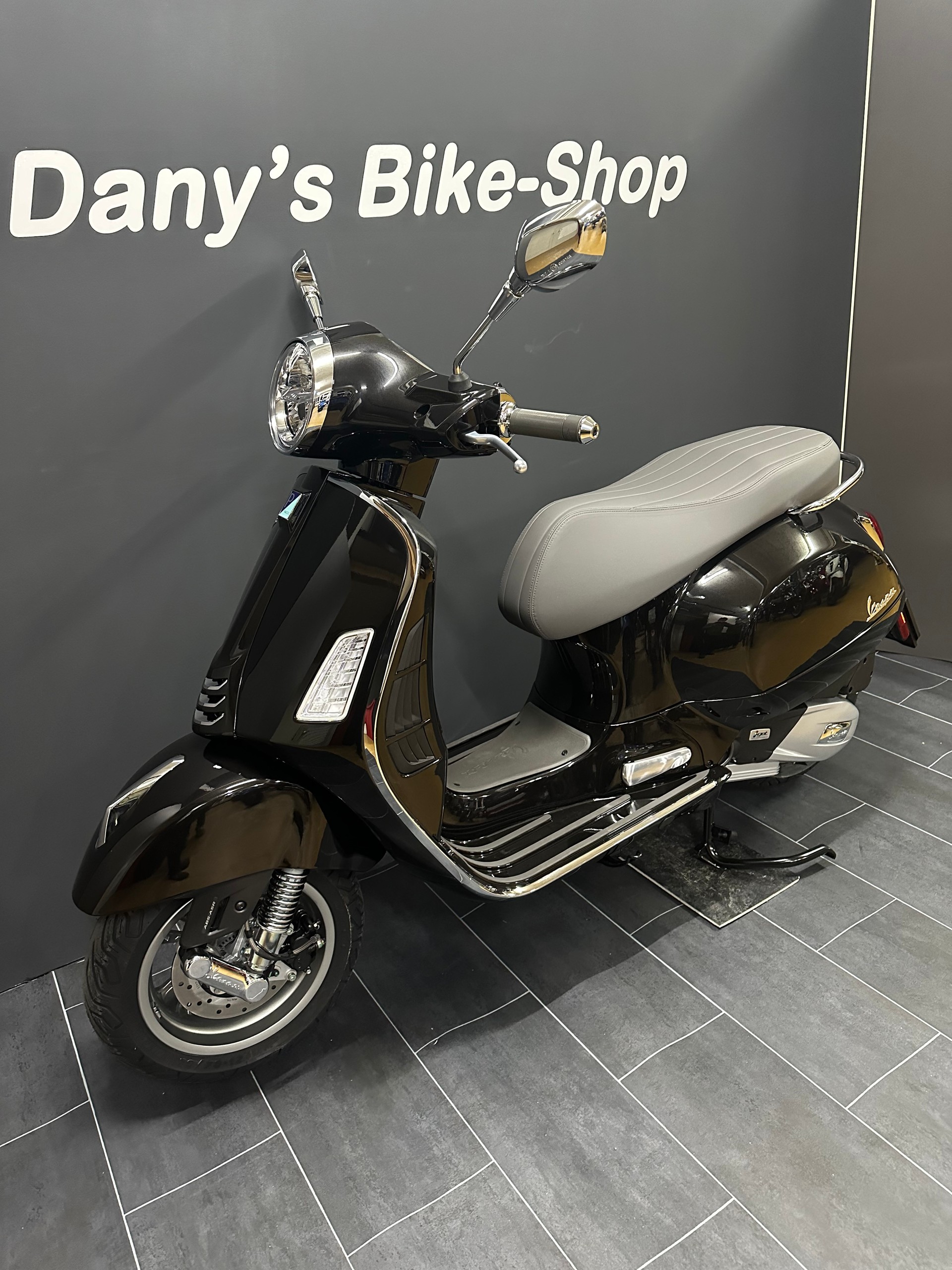 PIAGGIO Vespa GTS 125 MY25 E5+ (4 Jahre Garantie)-showroom-element-1