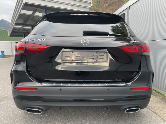 MERCEDES-BENZ GLA 250 AMG Line 4Matic-image-4