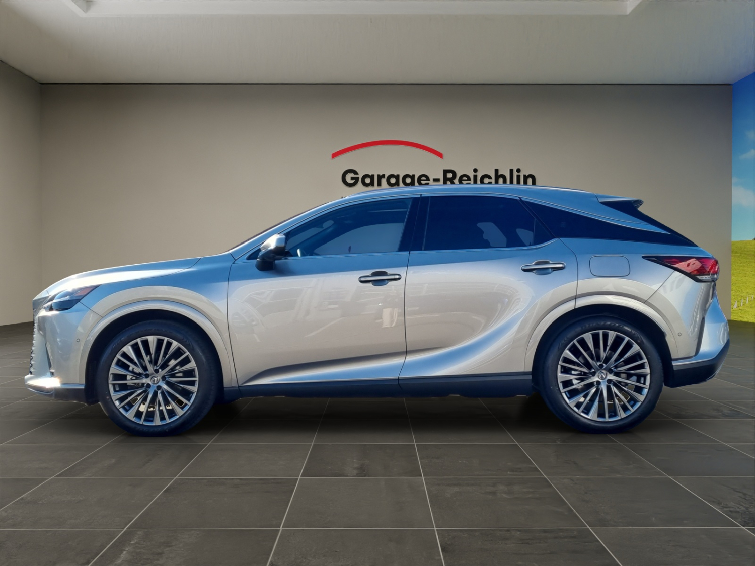 LEXUS RX 450h+ Excellence-showroom-element-1