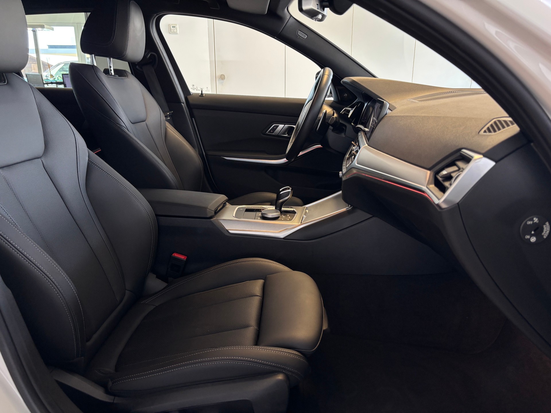 BMW 320d xDrive 48V Touring M Sport Steptronic-image-8