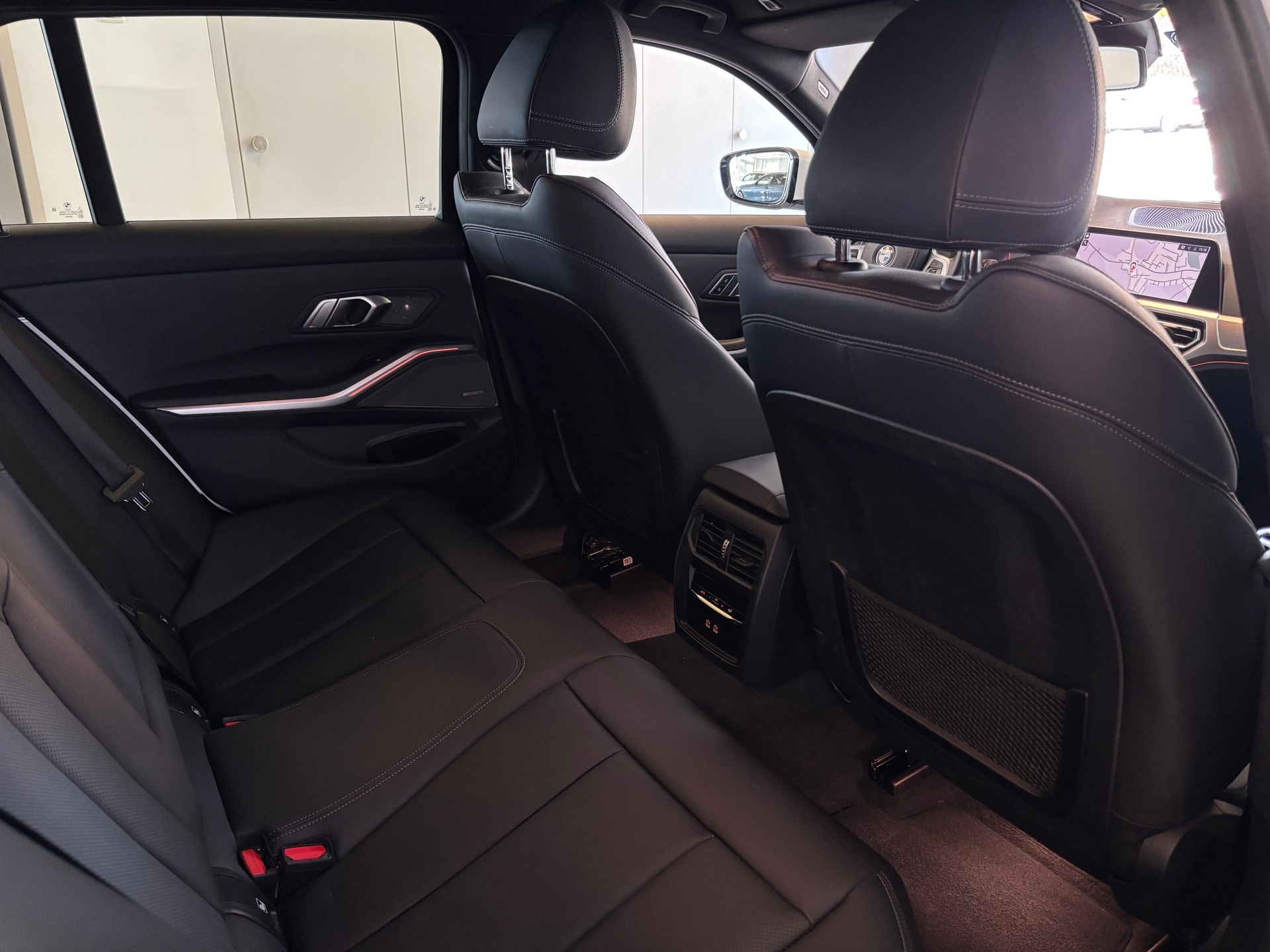 BMW 320d xDrive 48V Touring M Sport Steptronic-image-9