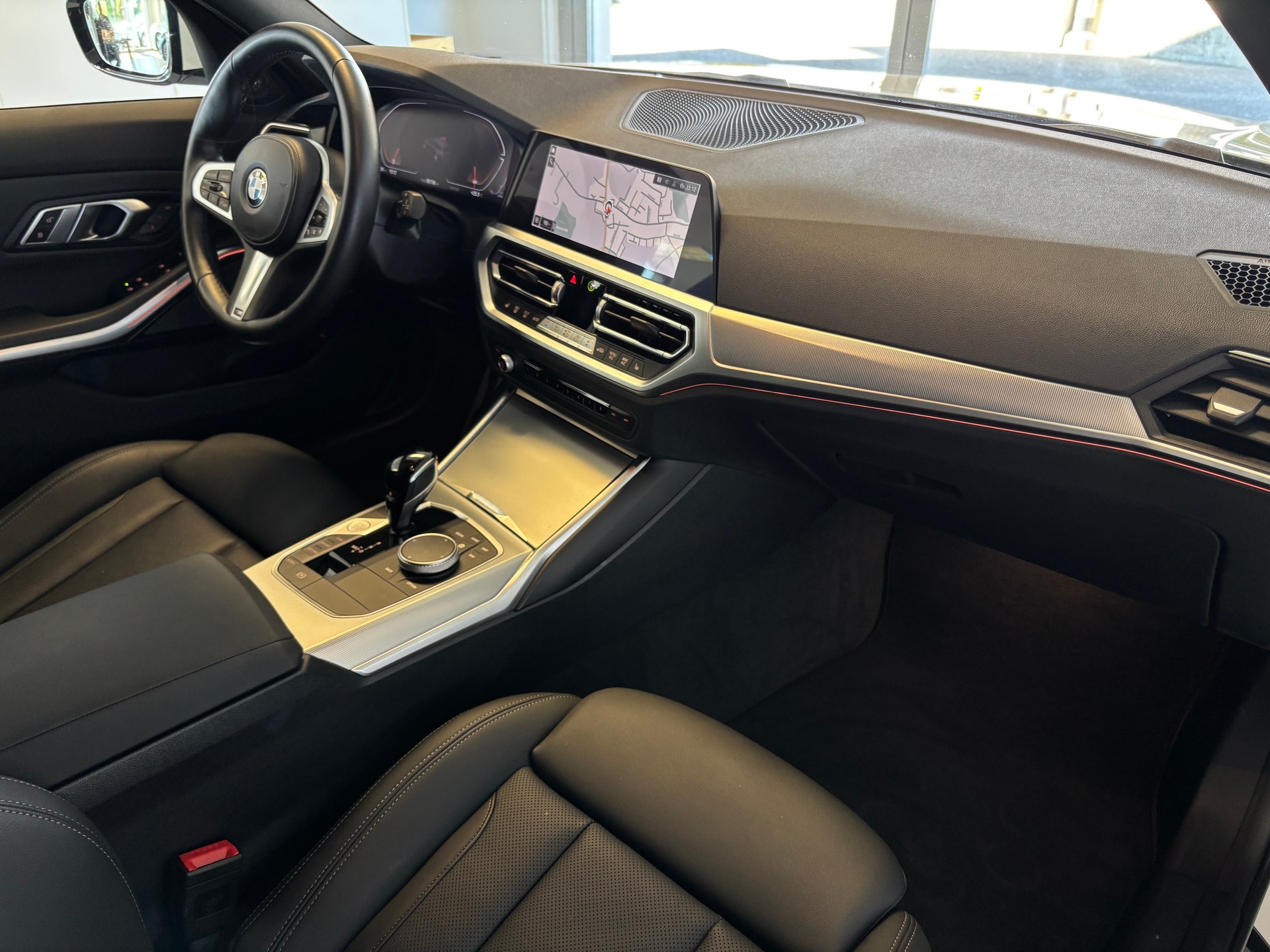 BMW 320d xDrive 48V Touring M Sport Steptronic-image-6