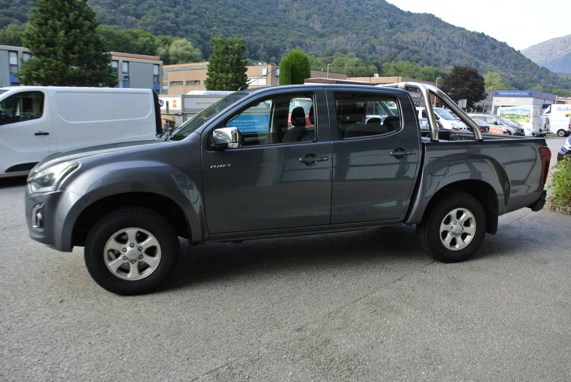 ISUZU D-MAX 1.9 Crew Cab Planet 4x4-showroom-element-3
