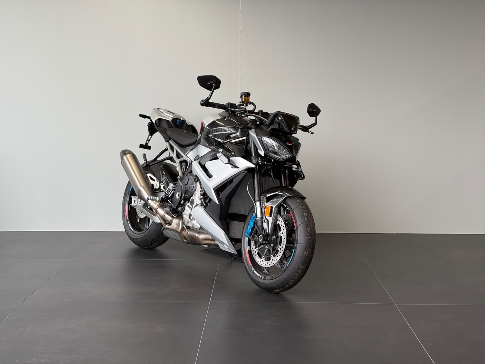BMW M 1000 R-showroom-element-1