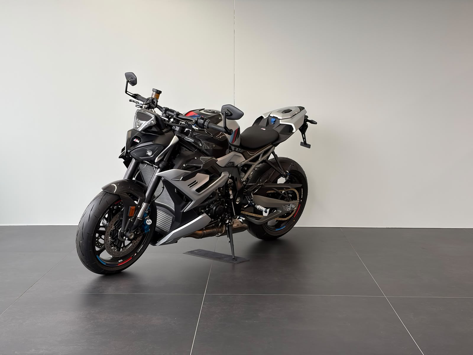 BMW M 1000 R-showroom-element-3