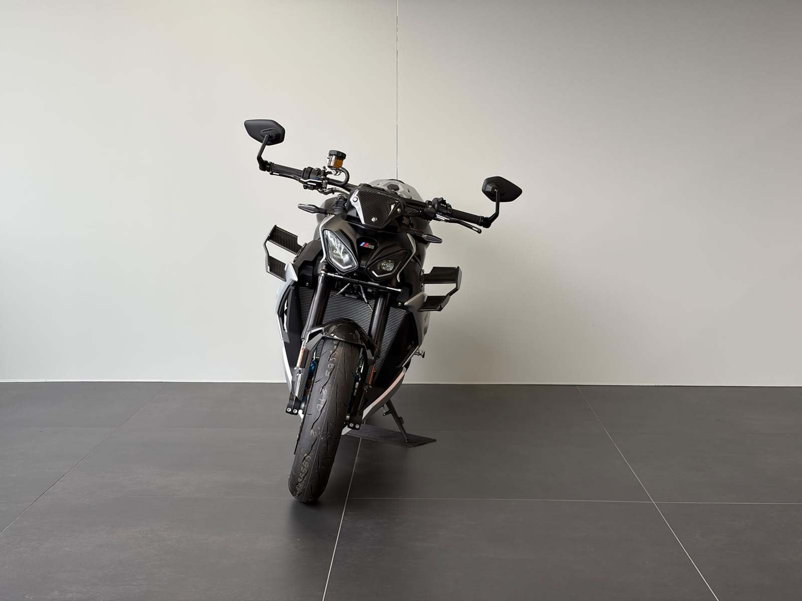 BMW M 1000 R-showroom-element-2