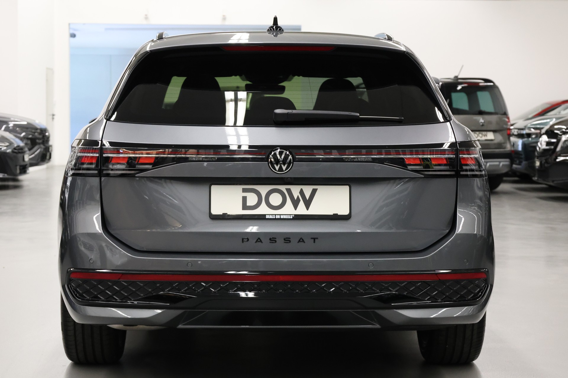 VW Passat Variant 2.0 TDI R-Line DSG 4motion-image-10