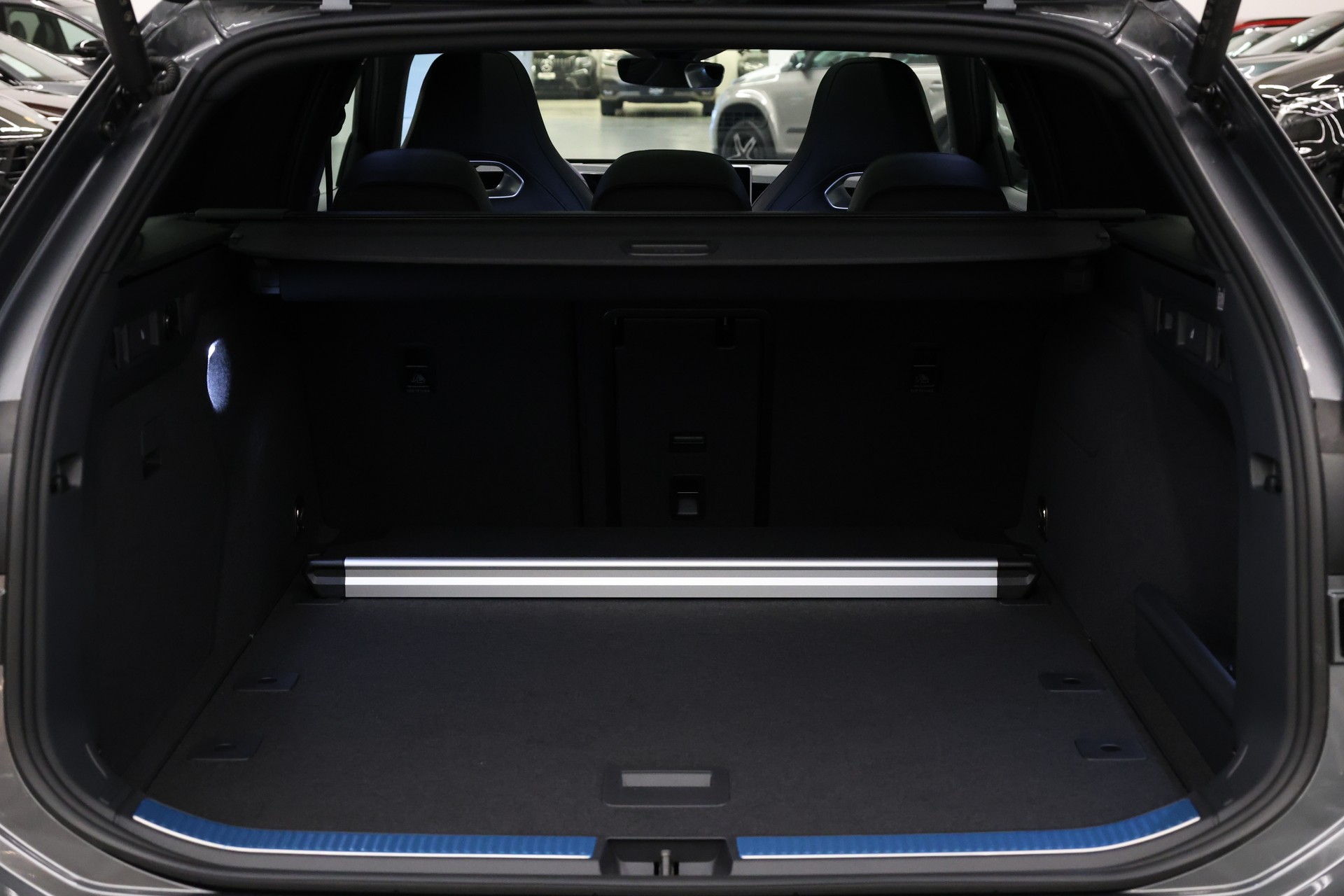 VW Passat Variant 2.0 TDI R-Line DSG 4motion-image-38