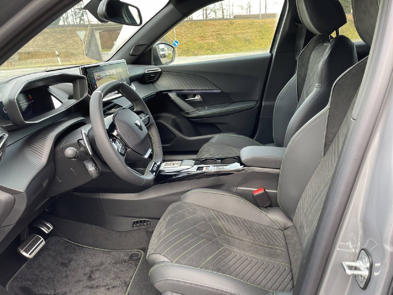 PEUGEOT 2008 1.2 Hybrid GT-image-4