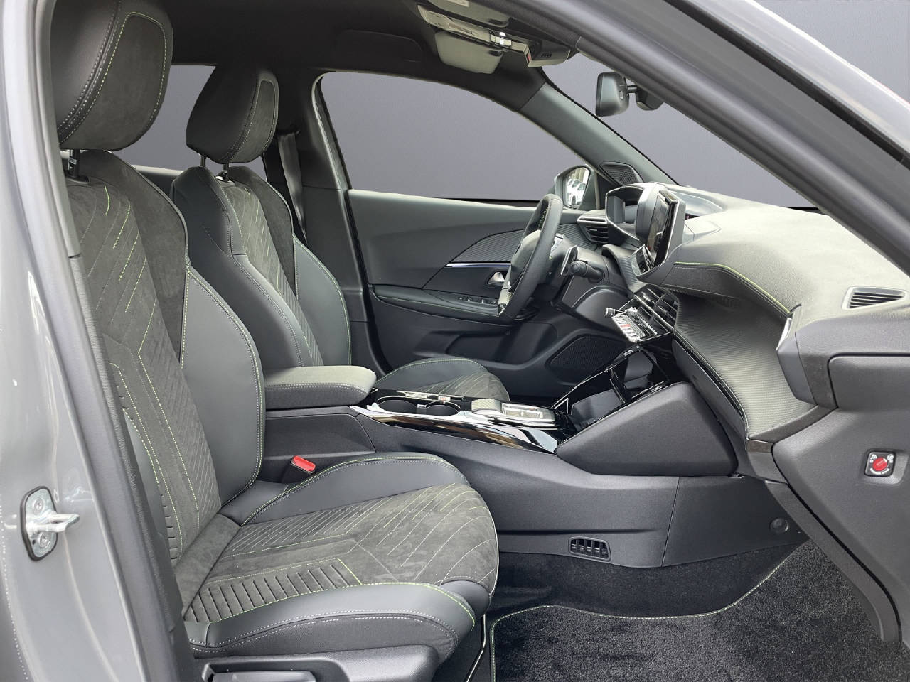 PEUGEOT 2008 1.2 Hybrid GT-image-8