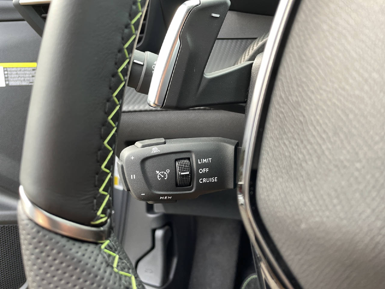 PEUGEOT 2008 1.2 Hybrid GT-image-14