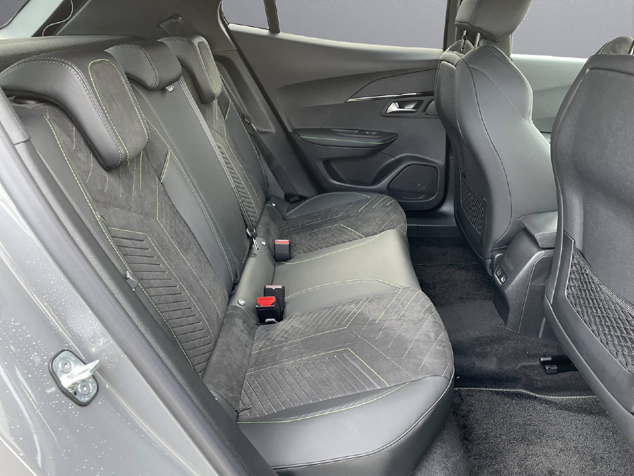 PEUGEOT 2008 1.2 Hybrid GT-image-9