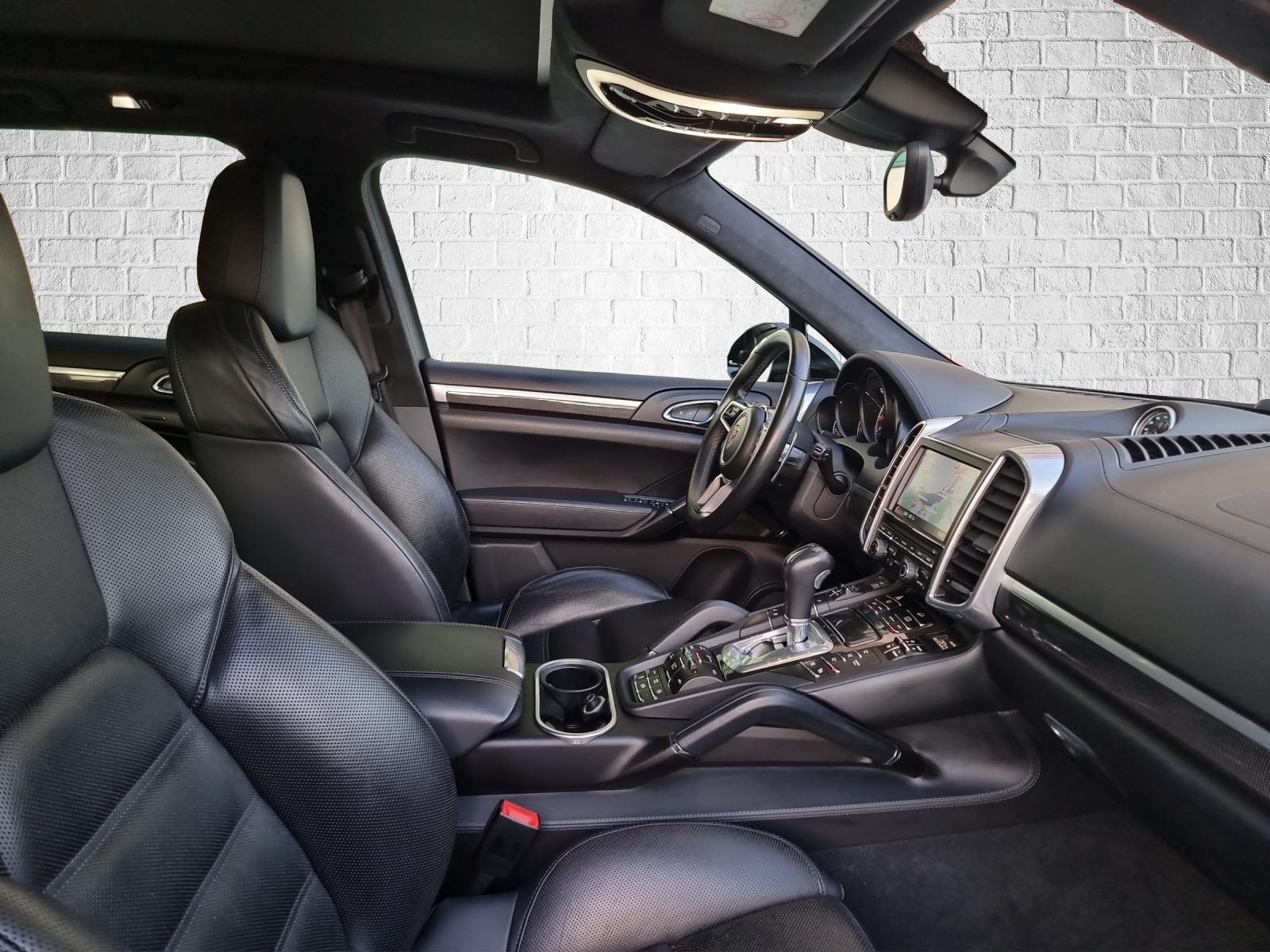 PORSCHE Cayenne Turbo-image-12
