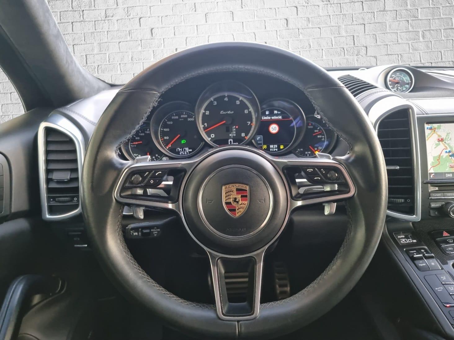 PORSCHE Cayenne Turbo-image-16