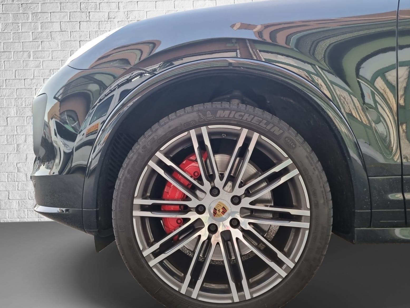 PORSCHE Cayenne Turbo-image-17