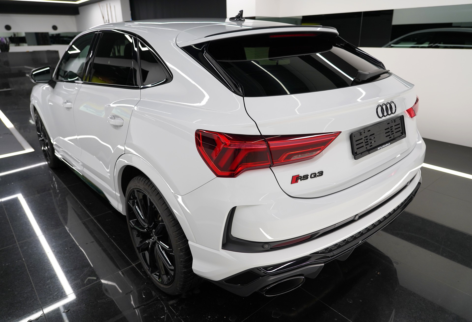 AUDI RS Q3 SB 2.5 TFSI quattro-image-4