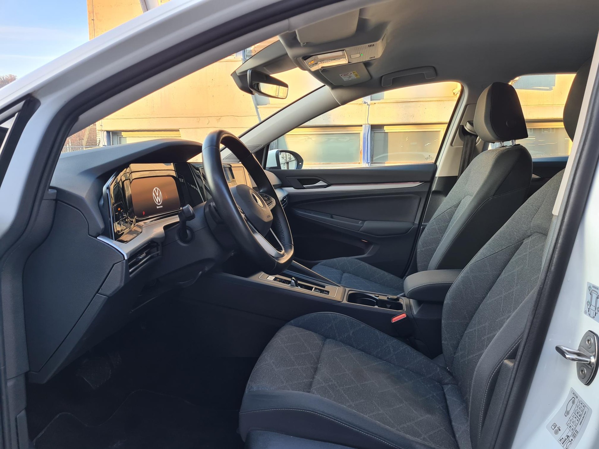 VW Golf 1.0 eTSI mHEV ACT Life DSG-image-6