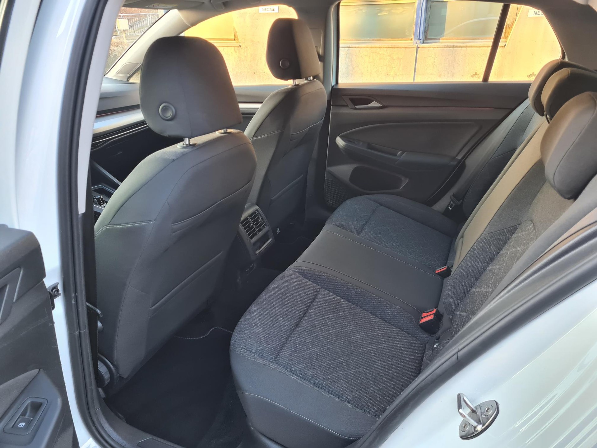 VW Golf 1.0 eTSI mHEV ACT Life DSG-image-8