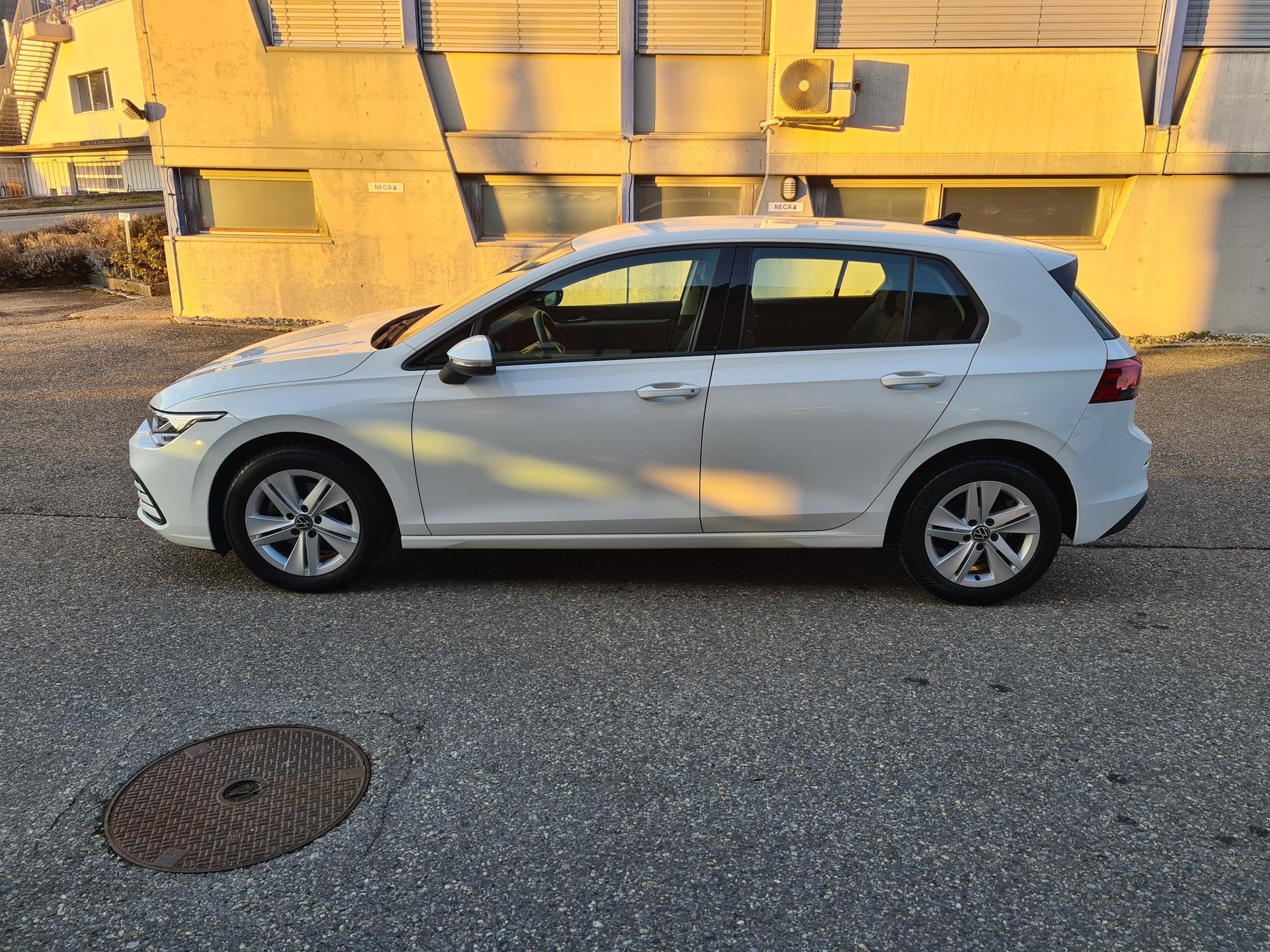 VW Golf 1.0 eTSI mHEV ACT Life DSG-image-2