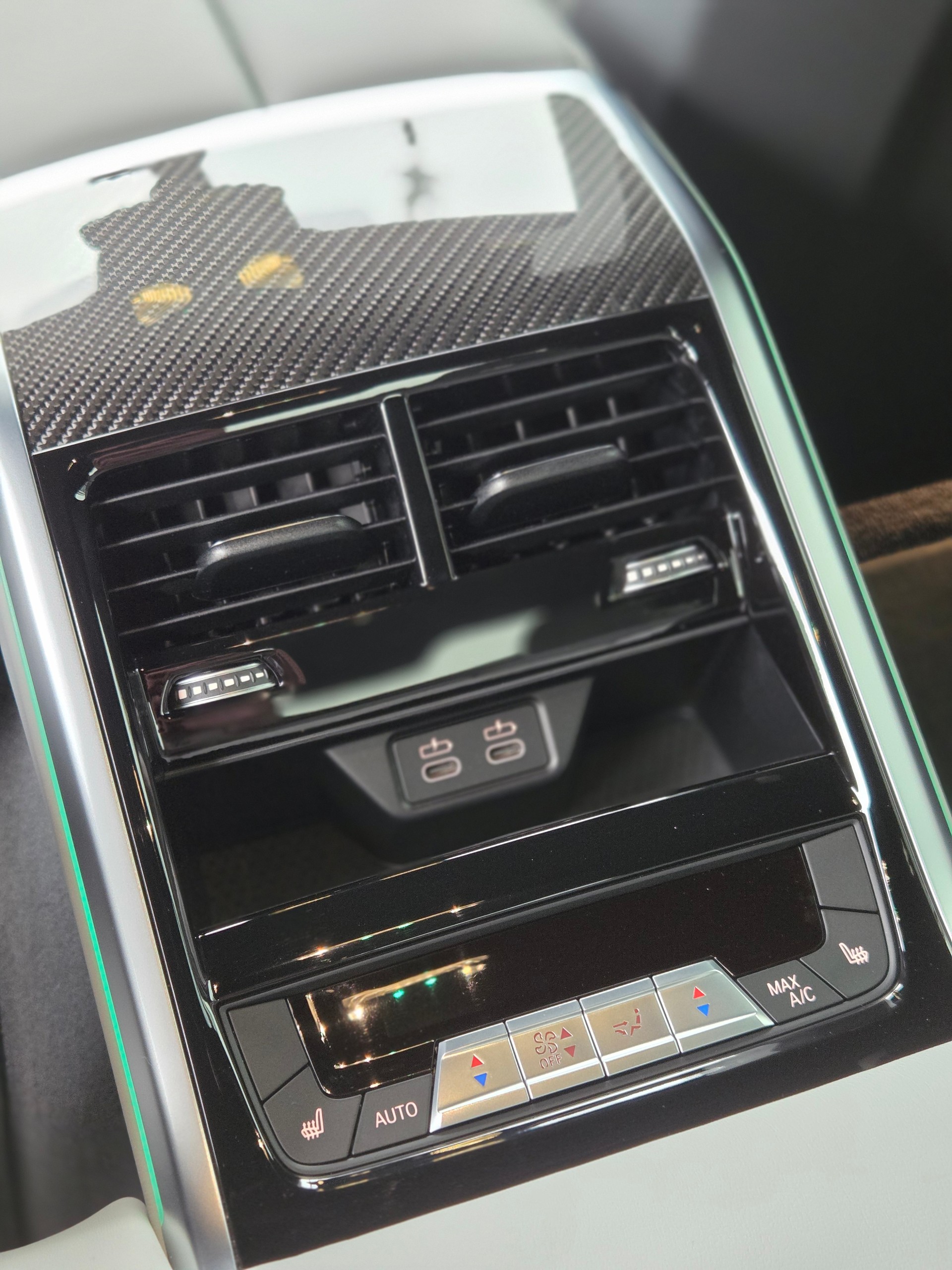 BMW M8 xDrive M Competition Steptronic-image-9