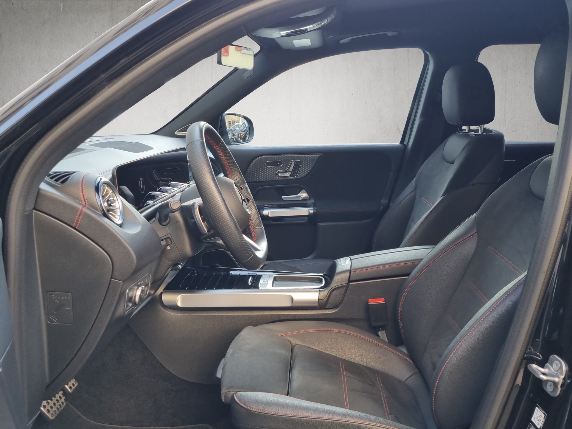 MERCEDES-BENZ EQB 350-image-8