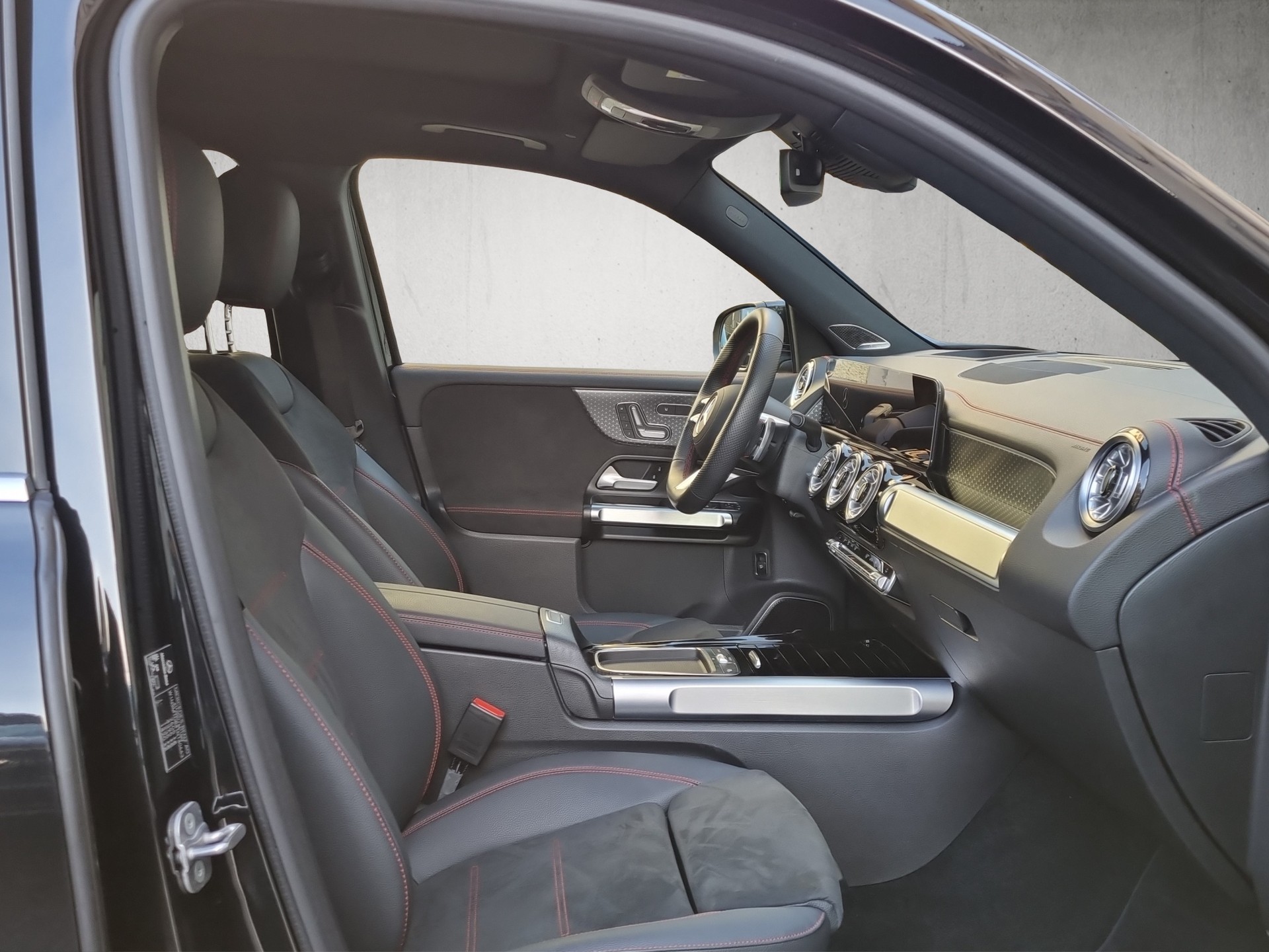 MERCEDES-BENZ EQB 350-image-12