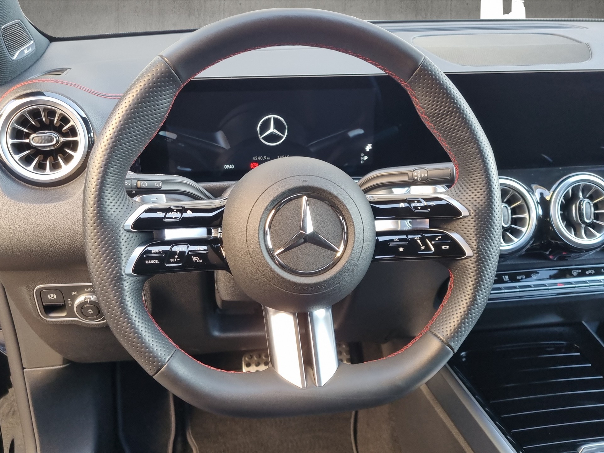 MERCEDES-BENZ EQB 350-image-9