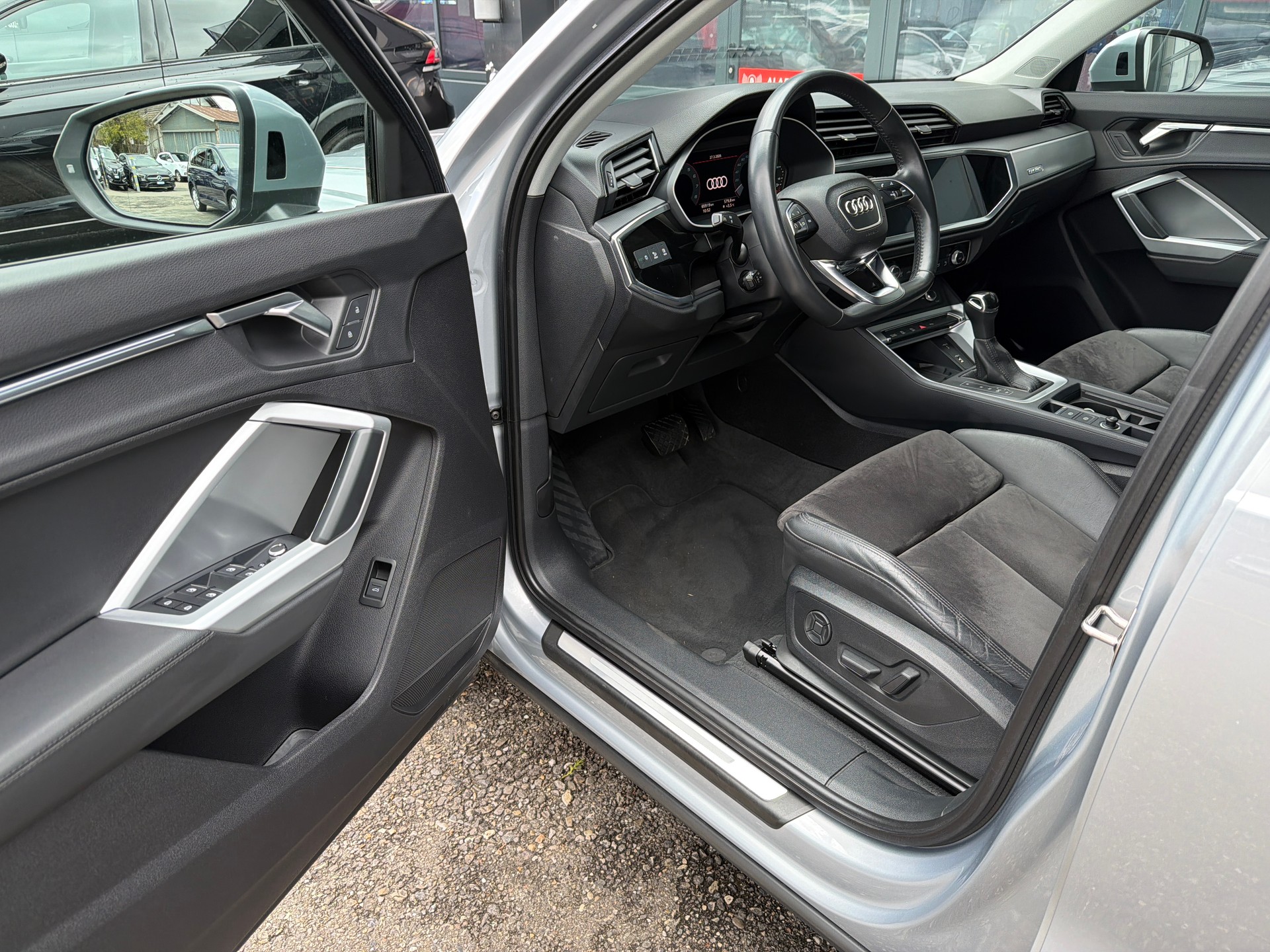 AUDI Q3 40 TFSI S-Line advanced quattro S-tronic-image-8