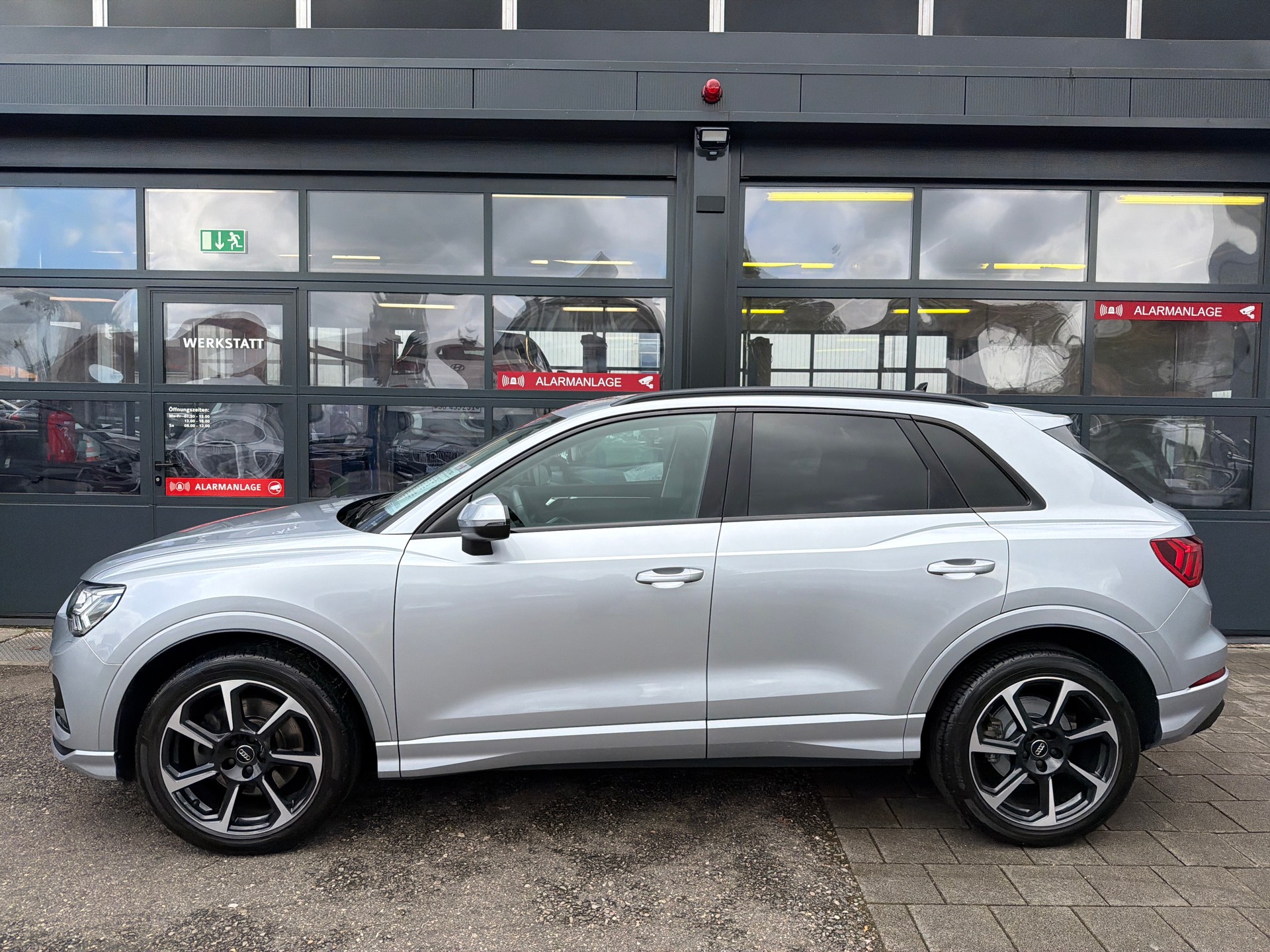 AUDI Q3 40 TFSI S-Line advanced quattro S-tronic-showroom-element-2