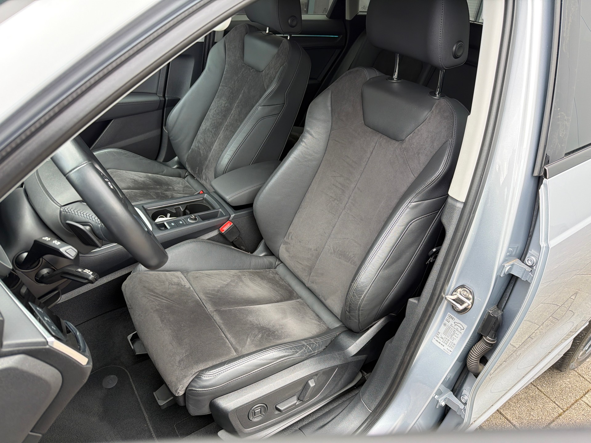 AUDI Q3 40 TFSI S-Line advanced quattro S-tronic-image-9