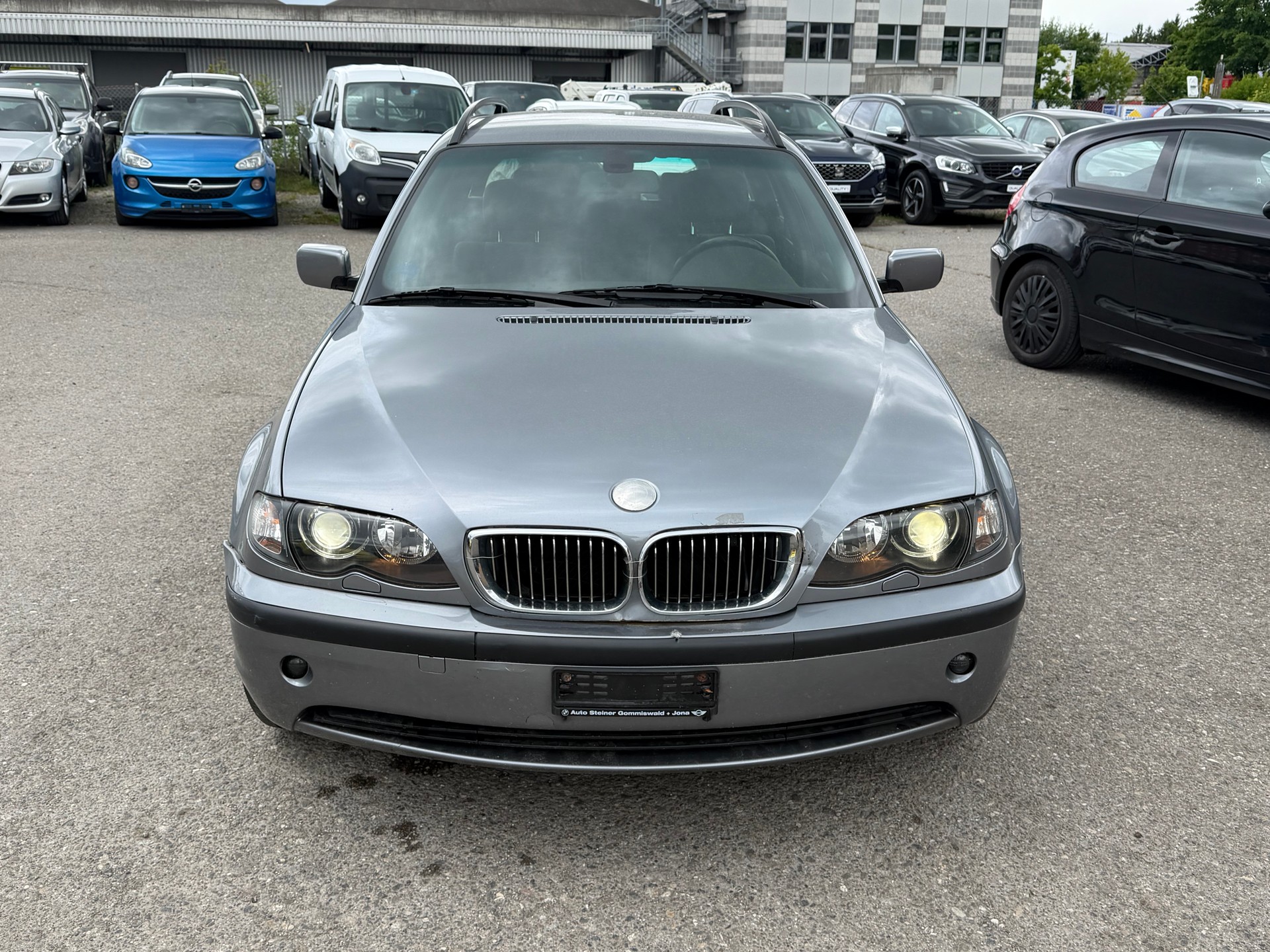 BMW 325xi Touring-showroom-element-1