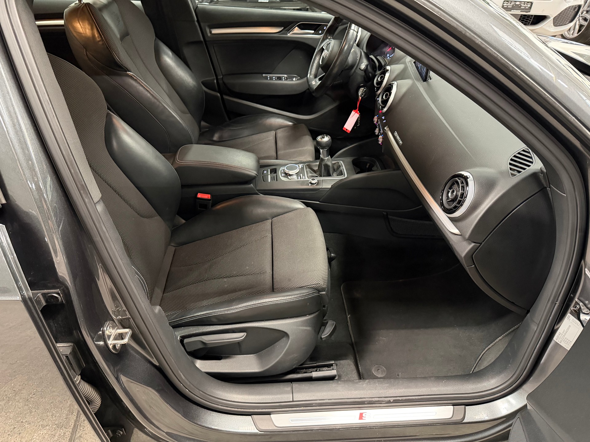 AUDI A3 Sportback 2.0 TDI S-LINE quattro-image-13