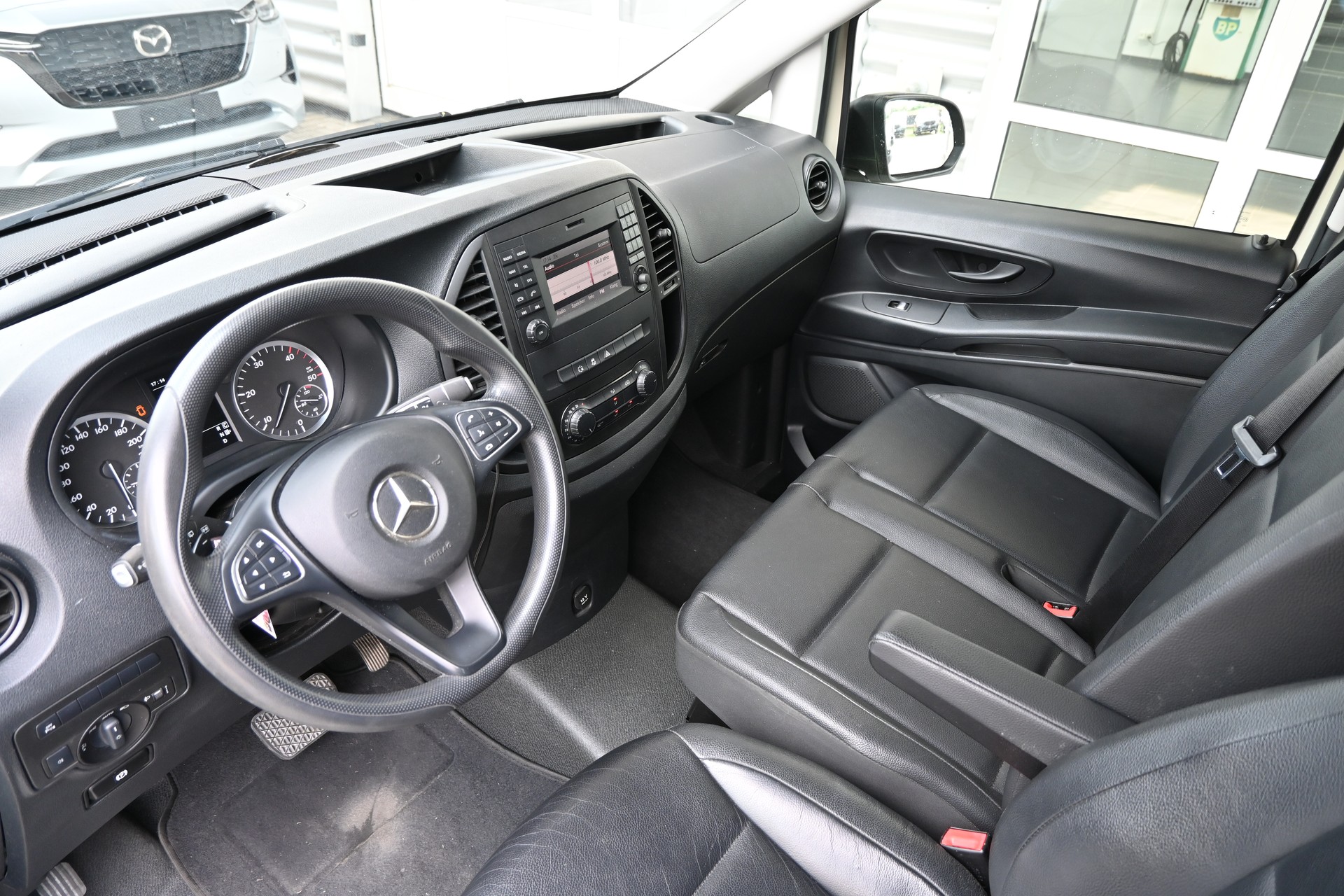 MERCEDES-BENZ Vito 114 BlueTEC Mixto L 7G-Tronic 6-Plätzer + AHK 2500kg-image-11